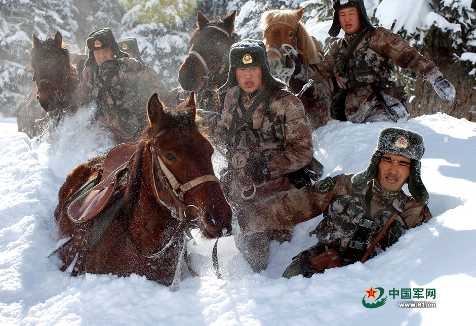 中哈边境降大雪积雪及腰 战士艰难巡逻