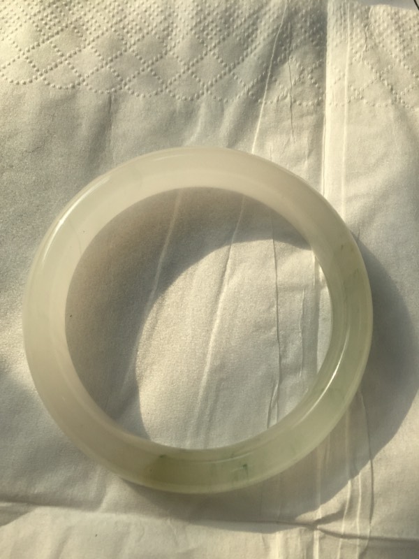 别人送的昆仑玉手镯,懂行的帮忙看下值多少钱,谢谢!