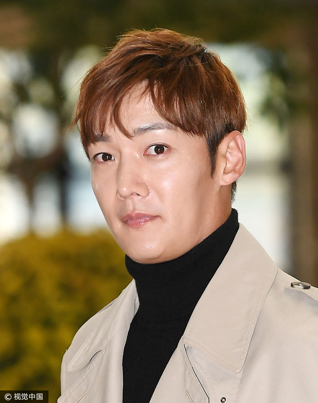 岁月饶过谁?崔振赫发福下颚线"消失" 米色风衣显高大身材仍清瘦