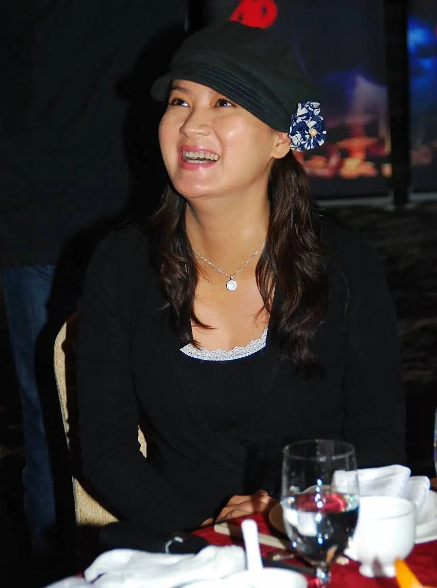 李幼斌妻子史兰芽笑起来好甜美黑色穿搭配报童帽端庄又时髦