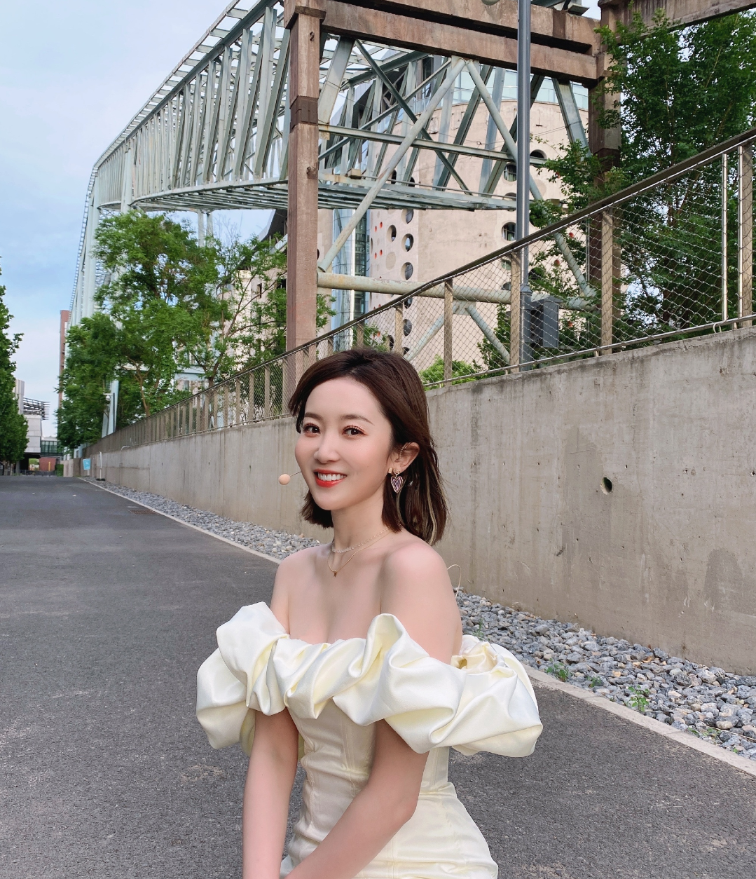 足球主持人裴优在5月20日这一天晒出自己的夏日写真