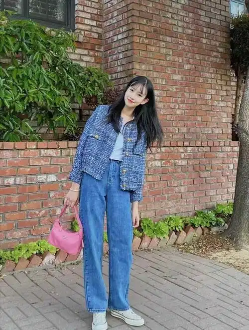 浅蓝色牛仔裤配什么颜色上衣好看