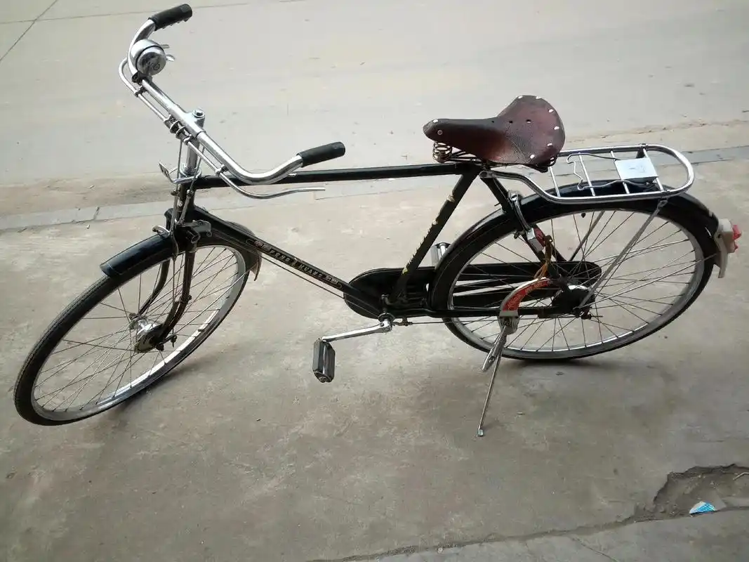 八,九十年代28轻便凤凰牌自行车,尽乎十成新 - 抖音