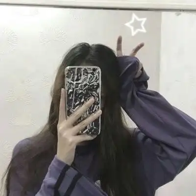 2021最火的拿手机的女生头像