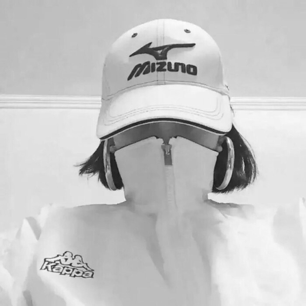 有什么黑白色的女生头像,最好是带鸭舌帽遮住眼睛的