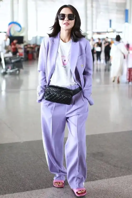 谭维维踏着粉色澡堂拖鞋,挎着香奈儿腰包亮相机场 看不懂的时尚