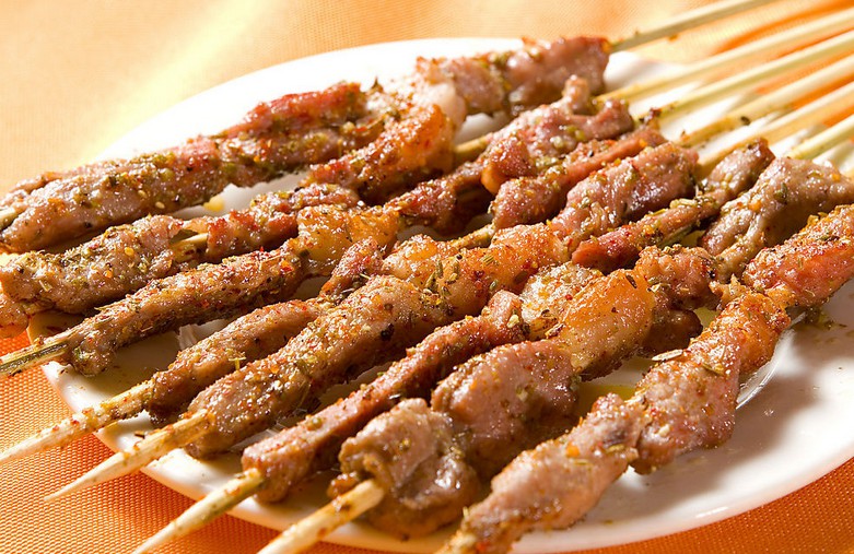 烤羊肉串,是 a href="#" data-lemmaid="132263">新疆 /a>民族特色的