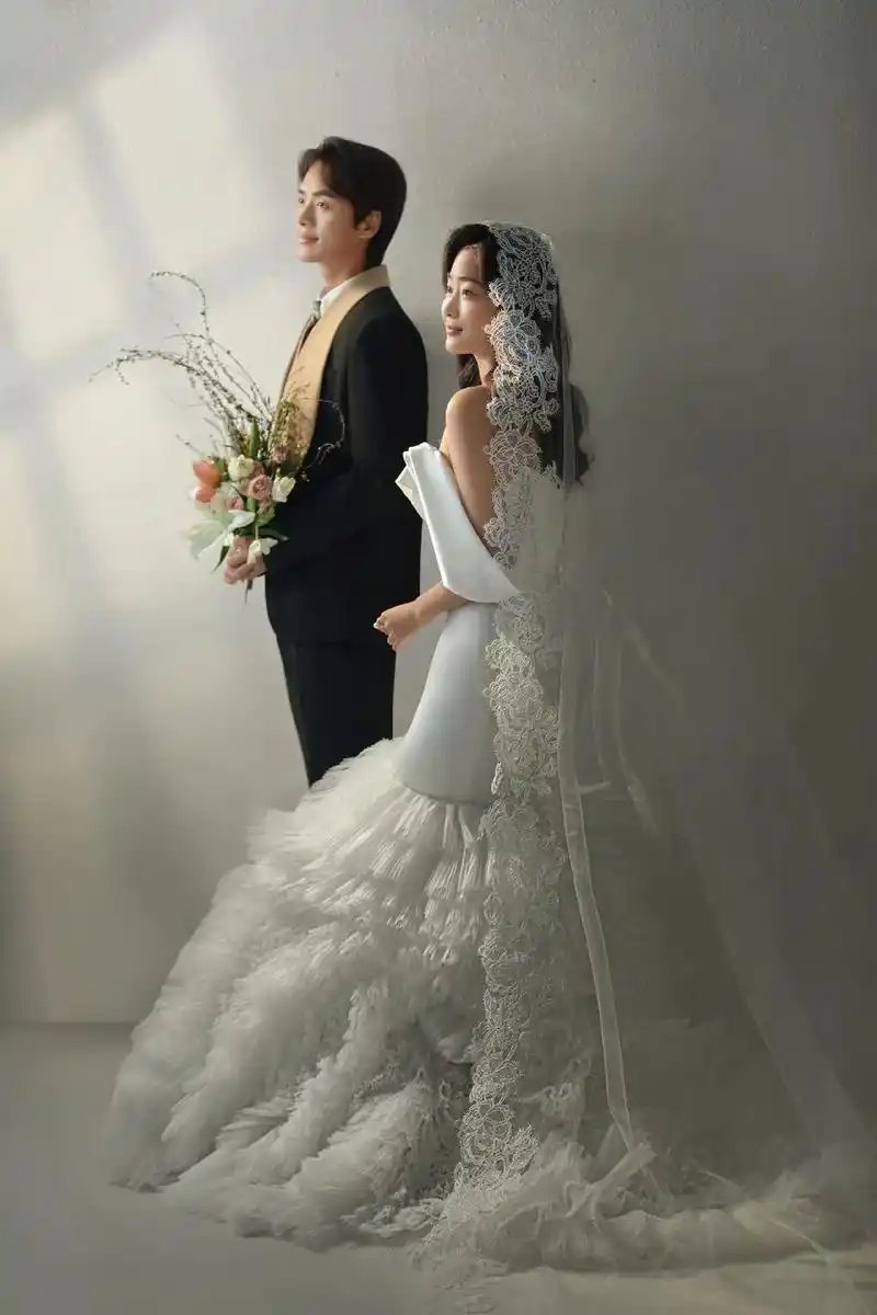 93婚纱拍摄地点:室内摄影棚 93婚纱照风格:简约,高级 93拍摄