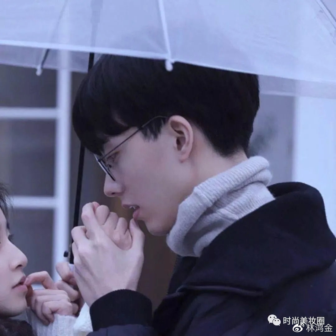 2021抖音最火的情侣头像一人一半情侣专用