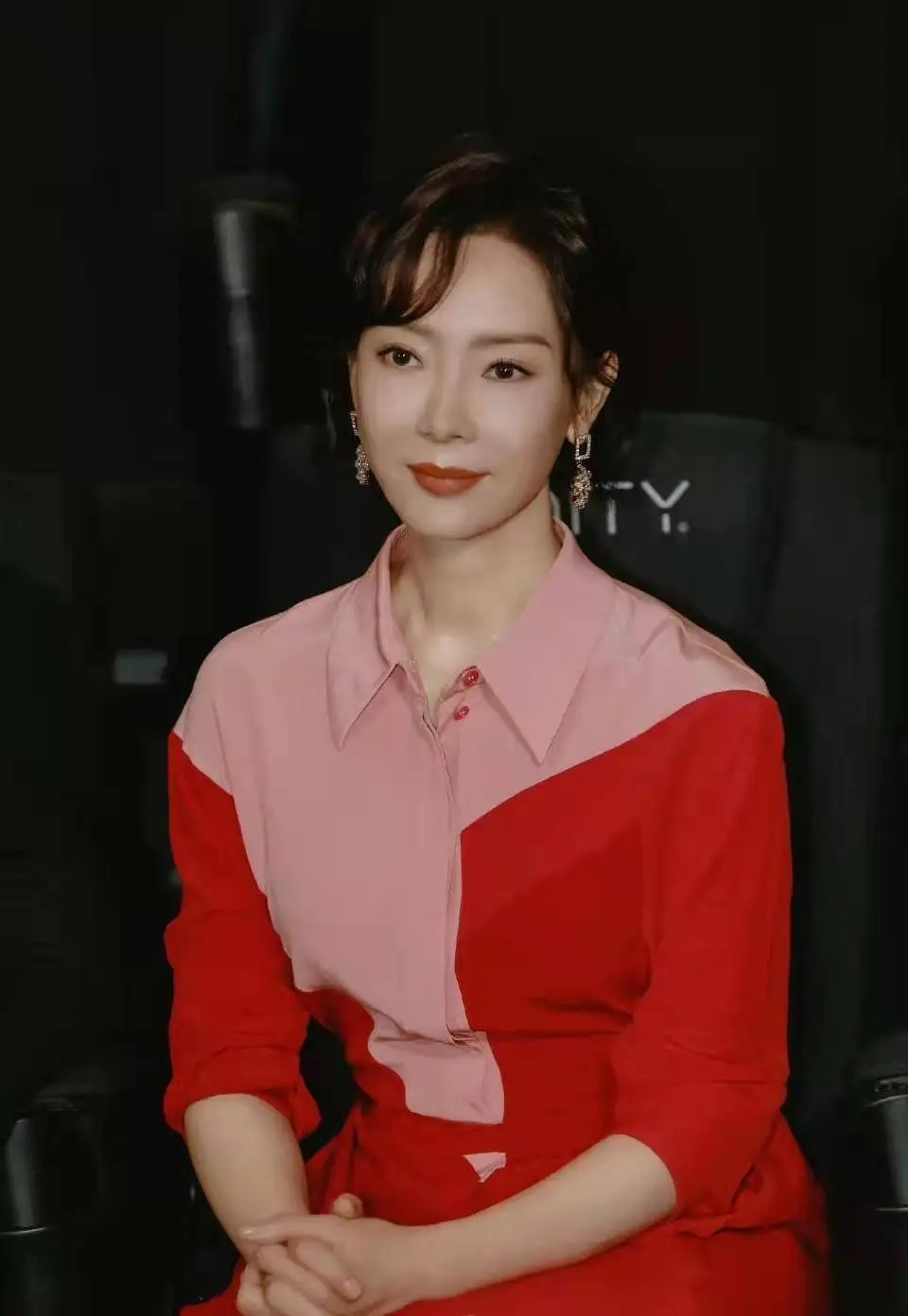 陈数凭气质美出圈,大胆挑战"少女粉",看着减龄又知性,太惊艳_粉色