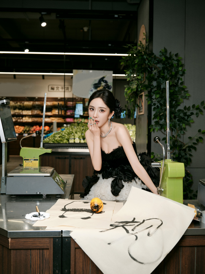 杨幂在超市拍出发图##gq明星工作室出图##杨幂大白菜包