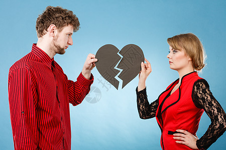 分手并离开关系恋爱中的人的负情绪轻的夫妇两颗破碎的心恋人分手心碎