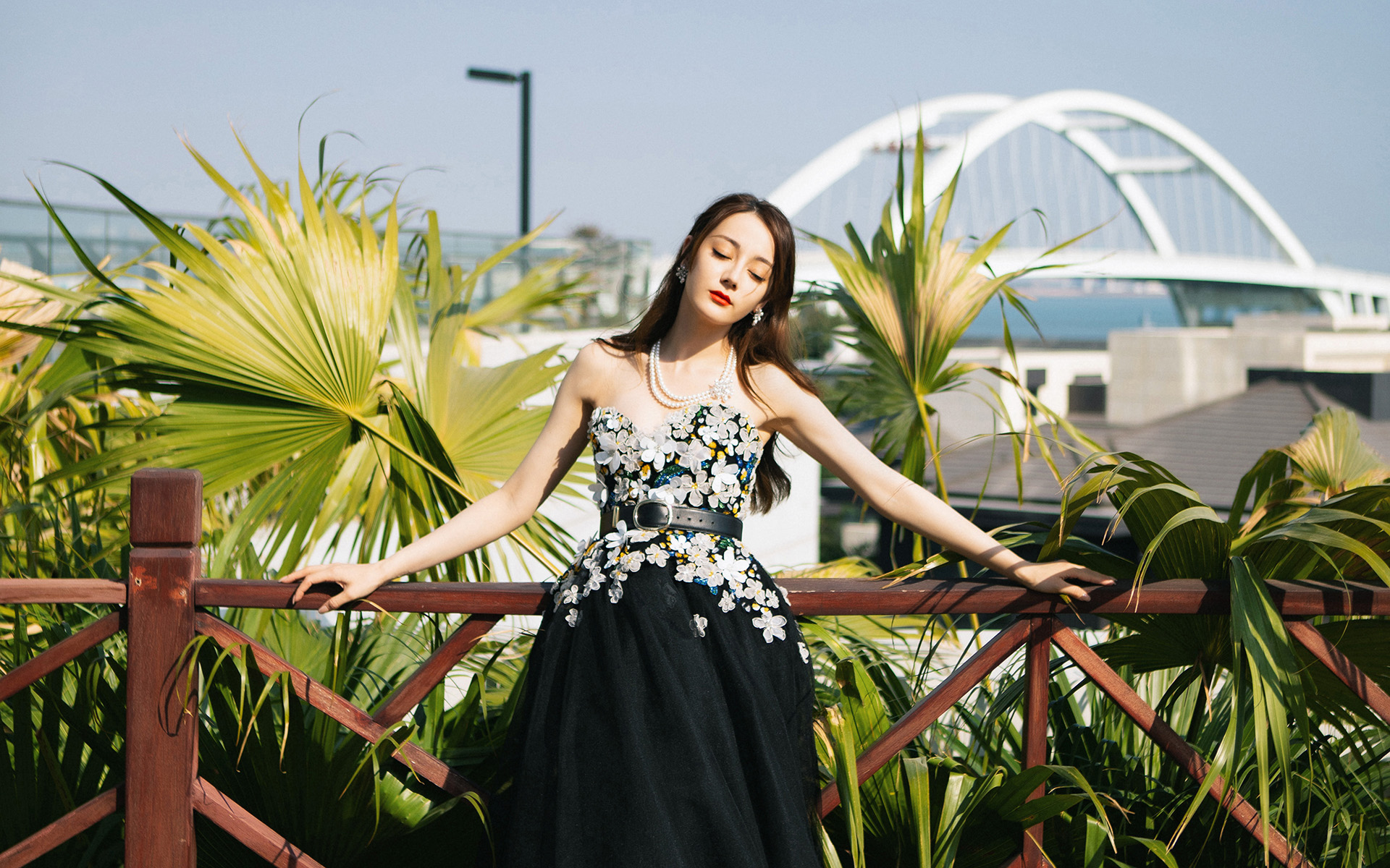 迪丽热巴抹胸性感高清桌面壁纸