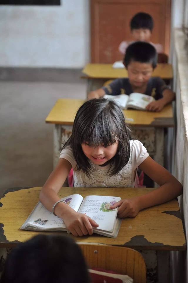 他们光着脚上学