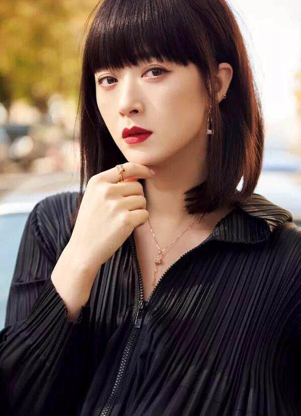 35岁蒋欣只不过换了一个发型,走起黑暗萝莉风,是本人吗?