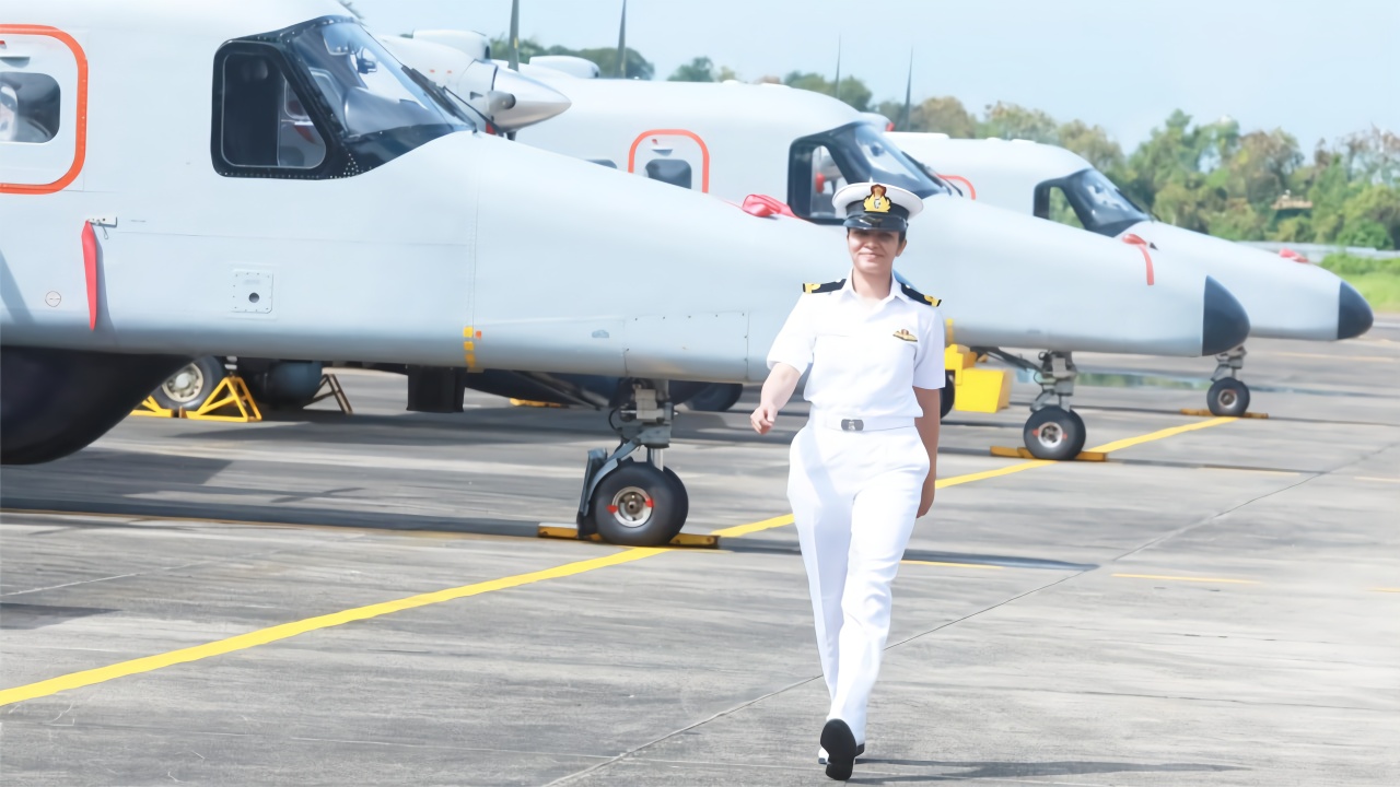 不容易印度海军迎来首位女飞行员飞的是运输机