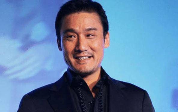 出生很普通的梁家辉,个人经历也很丰富,凭借自己的努力成为明星_成功