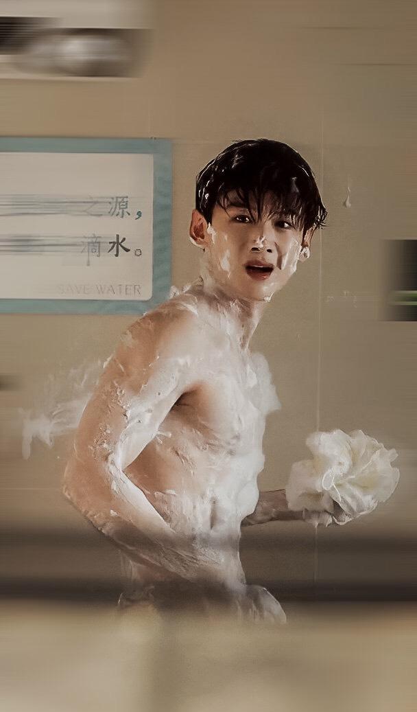 白敬亭上演湿身诱惑!网友惊呼"超有料!