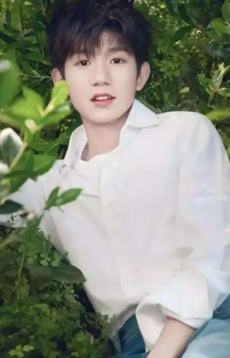 长得玉树临风,却输在"矮个儿"上,这5位男星的身高太不懂事了