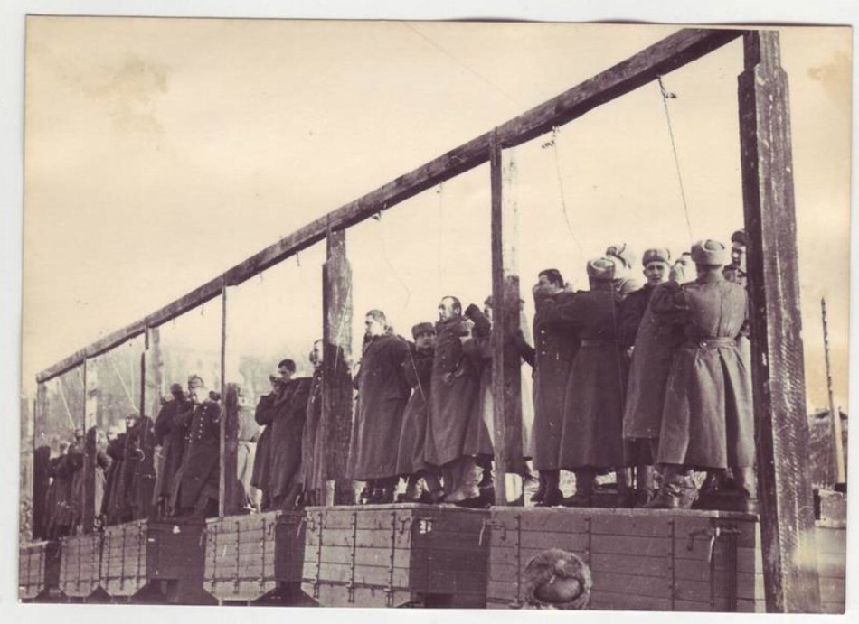 老照片:苏联对十二名德国战犯执行绞刑全过程