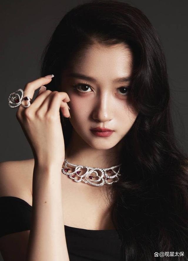 关晓彤穿黑色长裙的时尚魅力