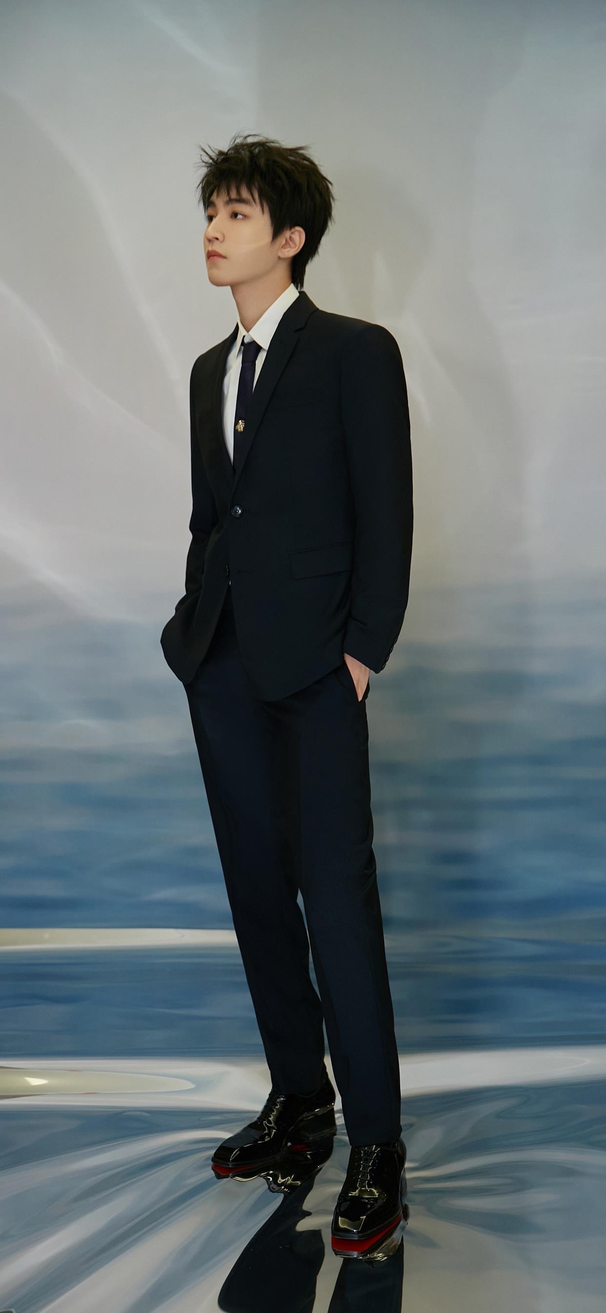 帅哥王俊凯西装手机壁纸