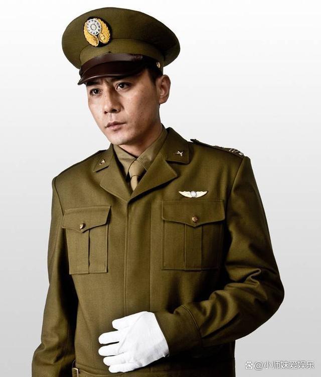接下来,小编带大家盘点一下12位军装男神