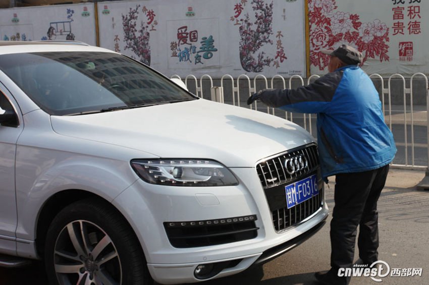 西安一男子拦车要钱致交通堵塞两年无人管