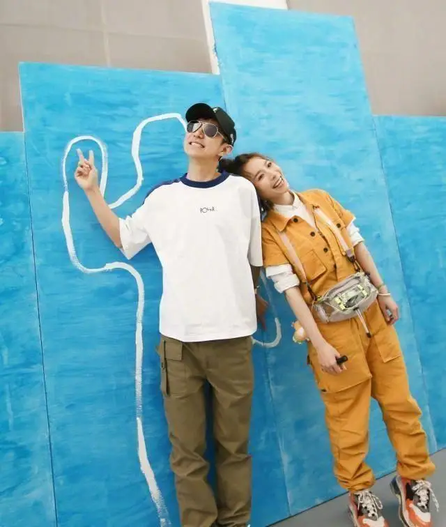 原创原创45岁何炅逆龄生长穿粉色毫无违和感青春洋溢像20岁阳光少年