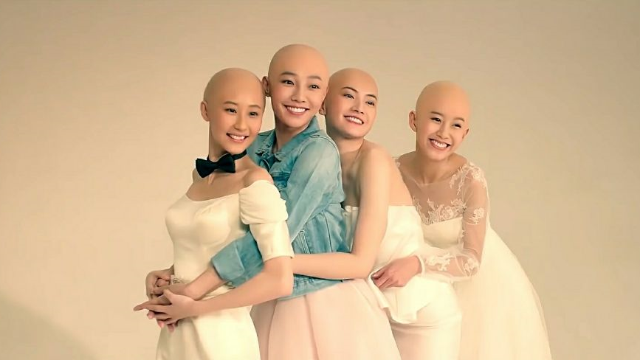 美女得病不得不剃光头接着闺蜜们为了她一起都剃了光头