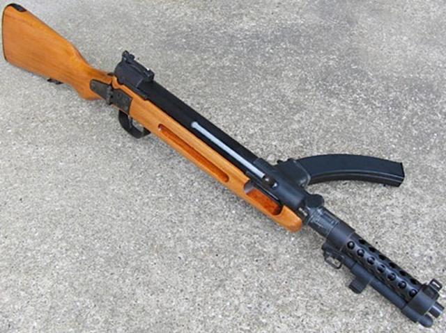 百式冲锋枪4年后,日军接受了战场上的经验,将冲锋枪上这些不伦不类的