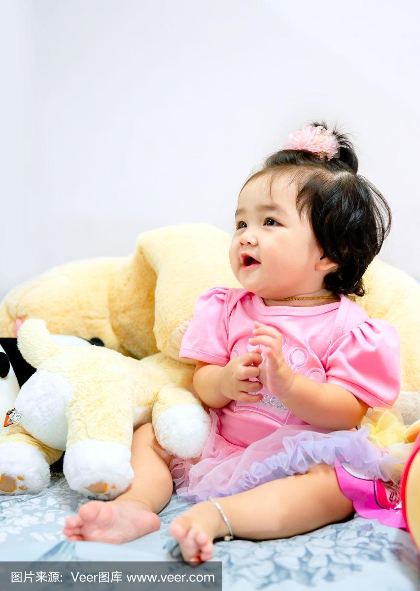 1岁可爱的小女孩