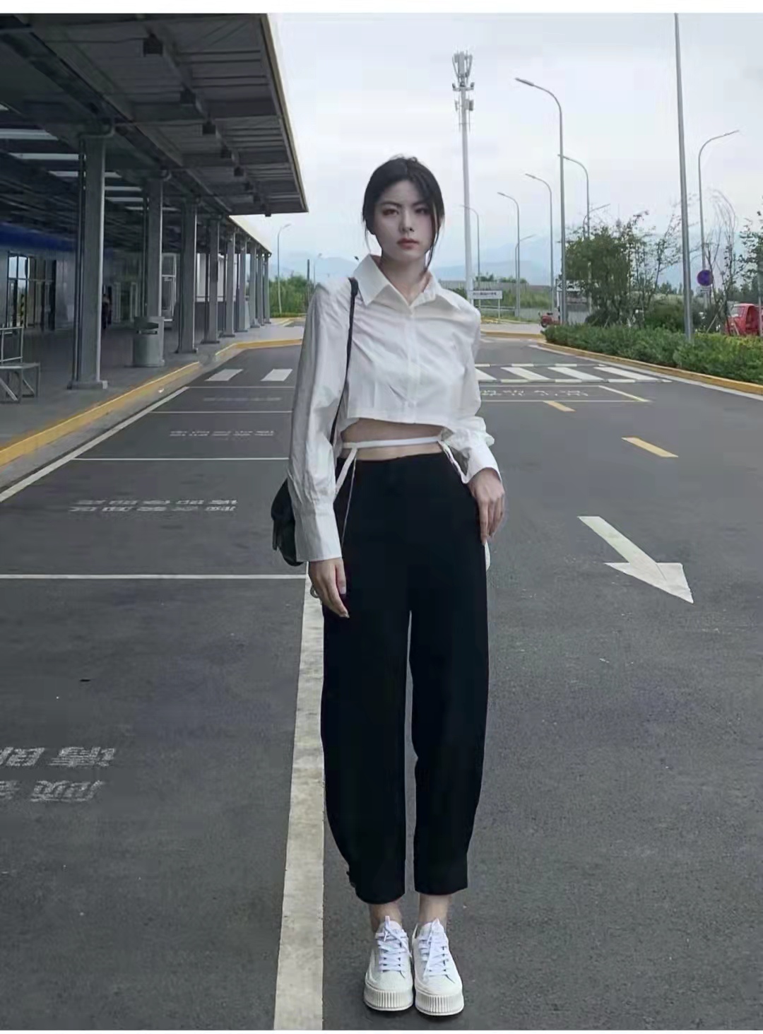 短款衬衫怎么搭配下装好看