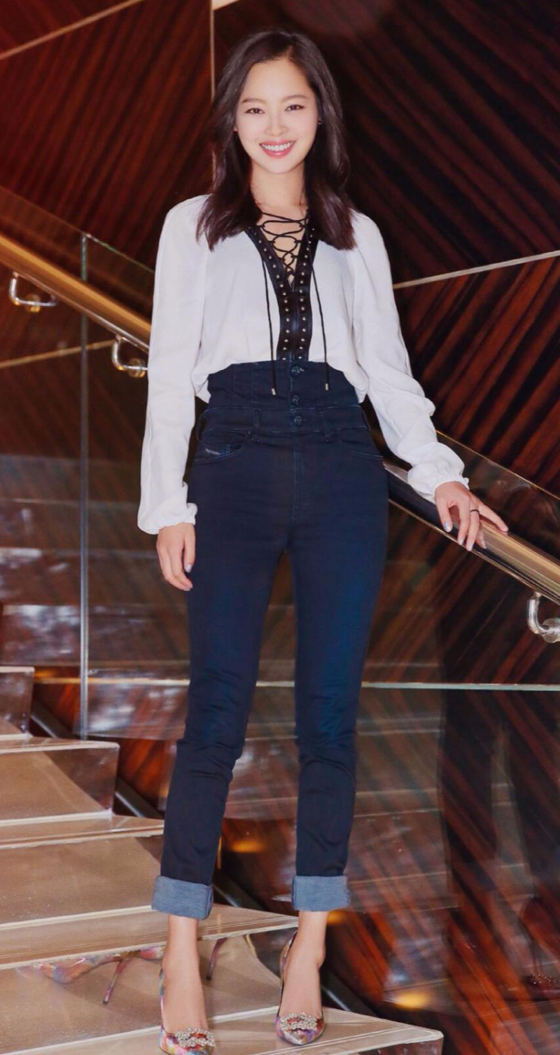 辛芷蕾放大招了,高跟鞋黑丝诱惑,网友:高级脸过目不忘!