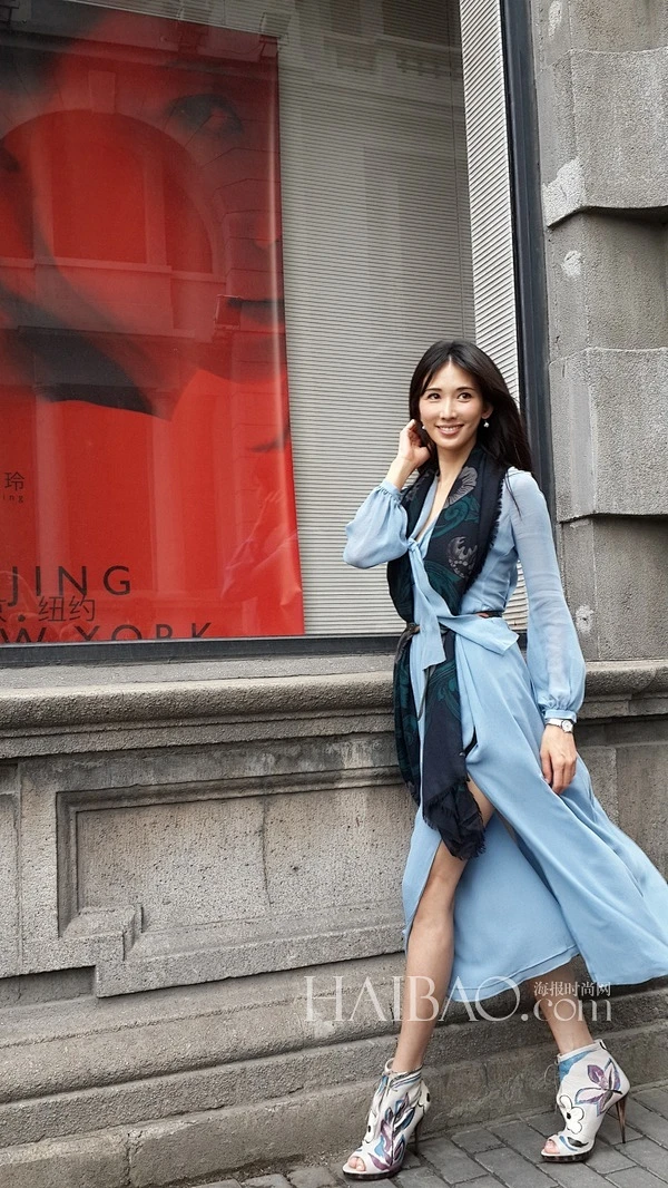 林志玲身着博柏利 (burberry) 2014年秋冬蓝灰色丝绸长裙在上海出席