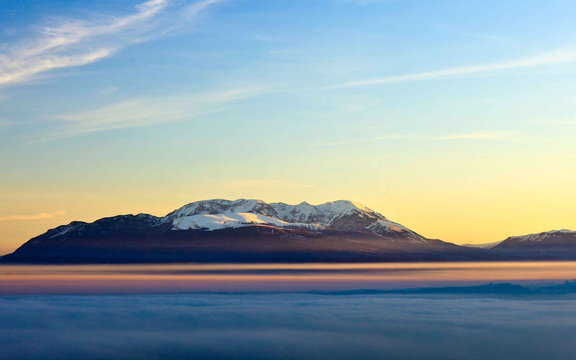 黎明微光下的海面桌面高清壁纸