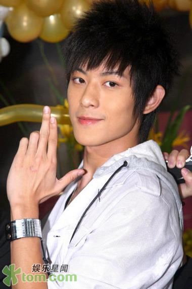 敖犬垂涎"朋友妻" 将jolin全身"摸光光"