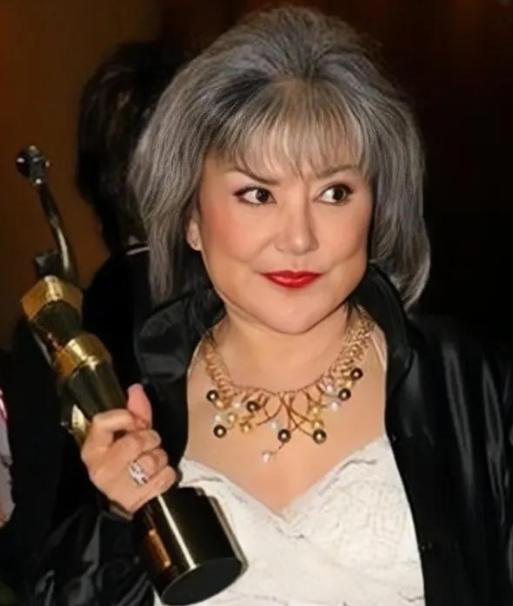 最近,一个年轻女演员邵音音在网上曝光了自己的整容照片.