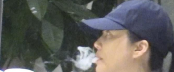 51岁俞飞鸿素颜与友人聚餐,饭桌上抽烟吞云吐雾,不似以往精致