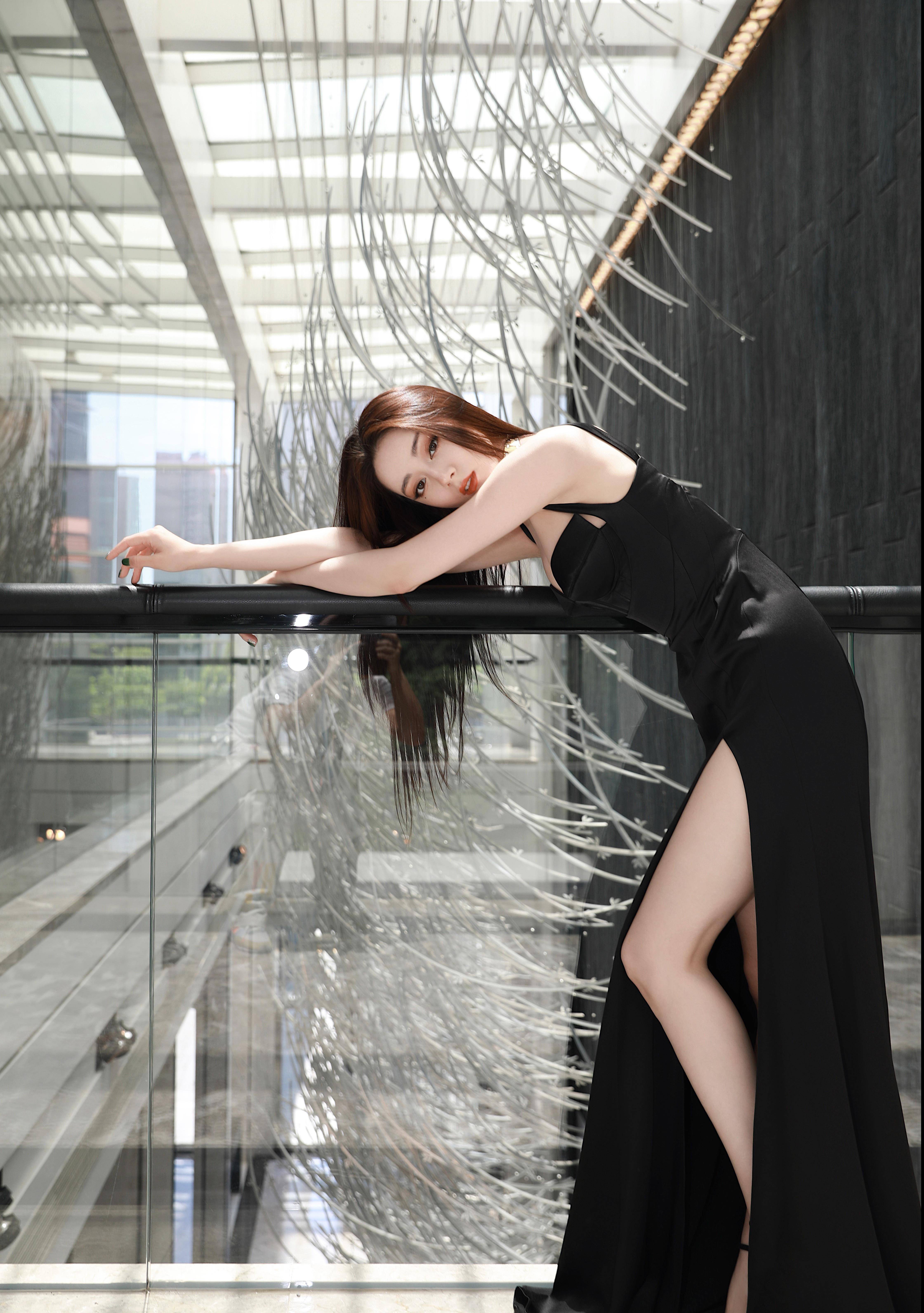 迪丽热巴衣品真不俗,高时尚吊带裙显轻熟范,纤瘦身材太吸睛_荣耀_造型