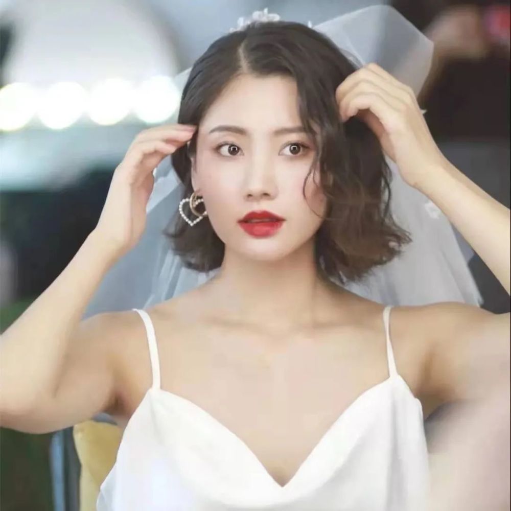 关注《发型图片库》,天天分享好发型复古港风"满头卷"烫发太火了!