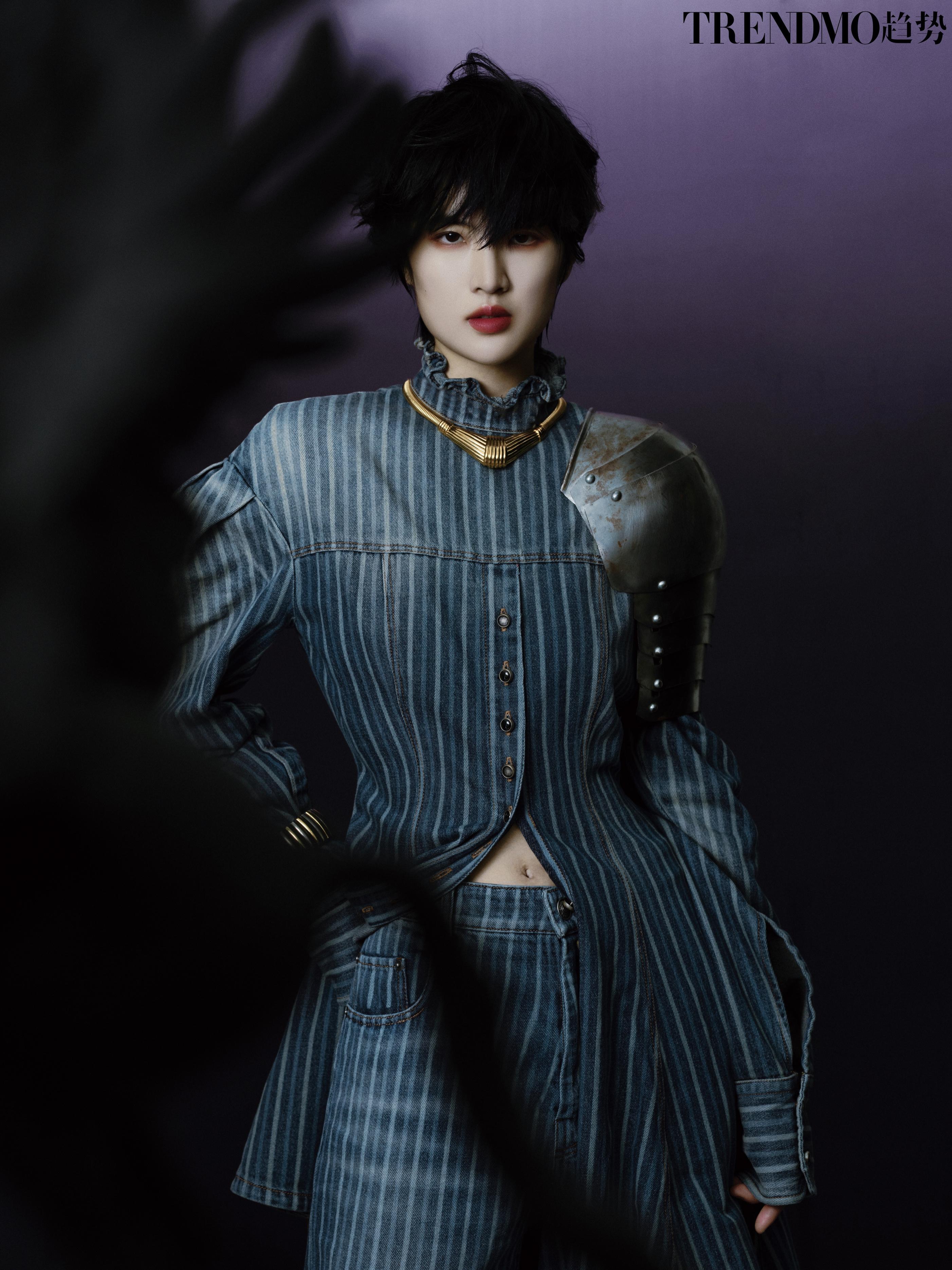 "华为公主"姚安娜最新时尚大片,穿深v秀美腿,披铠甲似女战士_黑色