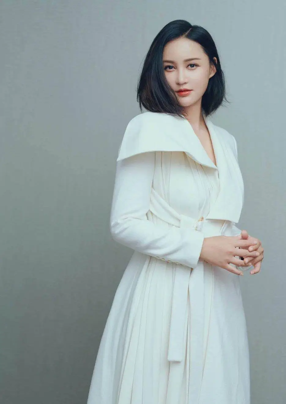 张歆艺得罪摄影师了白裙勒得麒麟臂太粗精修图和生图差异太大