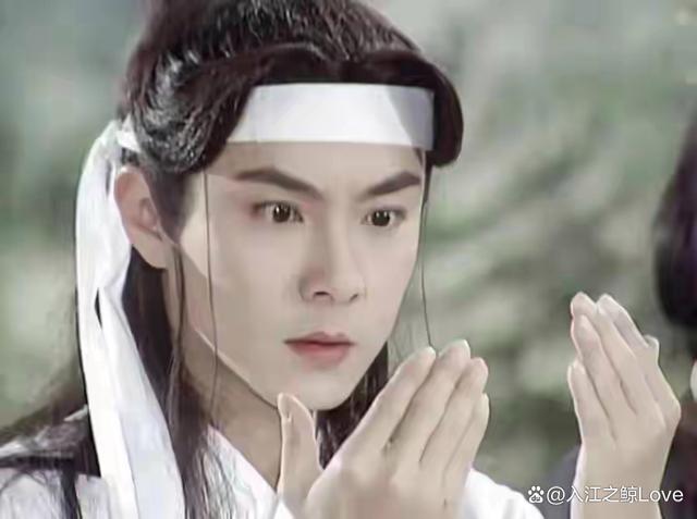 以往很多古装剧里,"抹额"是很常见的点缀造型的单品之一,造型师通常很