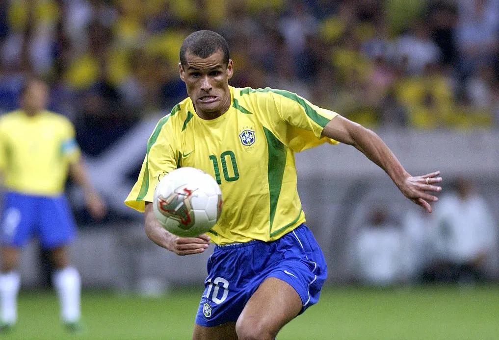 巴西10号球员的名字(本世纪巴西队的四个十号,谁的历史地位更高?