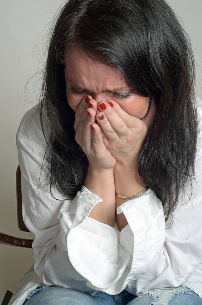 绝望哭泣的女人