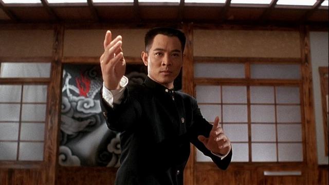 功夫巨星李连杰,在《精武英雄》中,被周比利踢伤,原来他更厉害