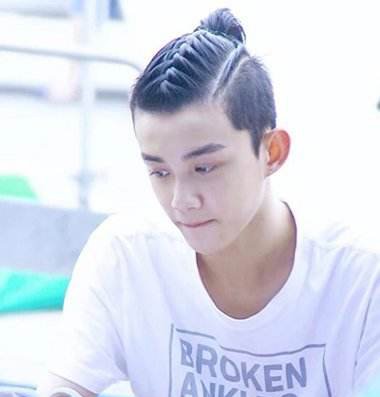 潮男大背头扎辫子发型 男士背头扎辫子叫什么发型