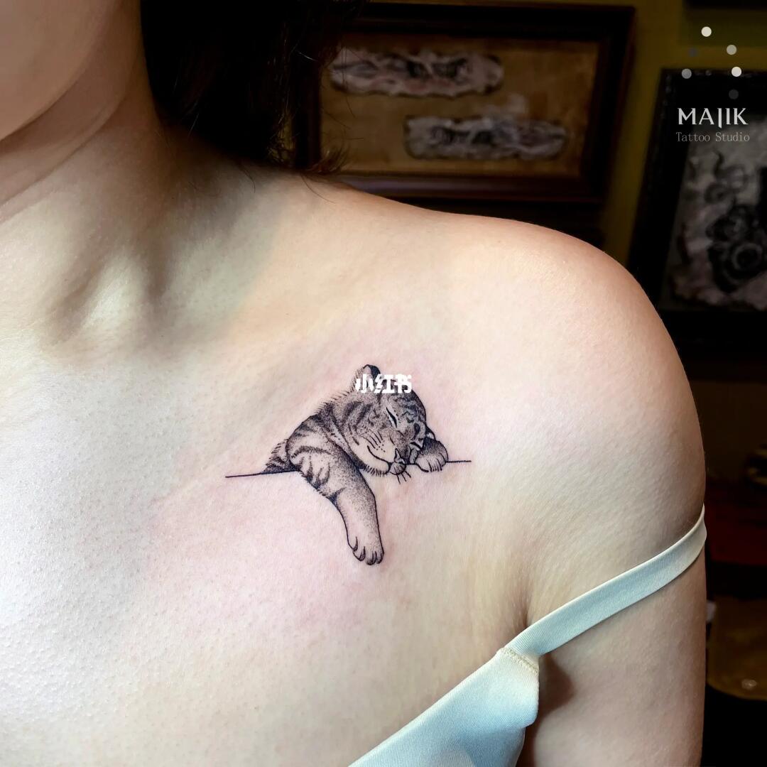 福州纹身趴在胸前的小老虎