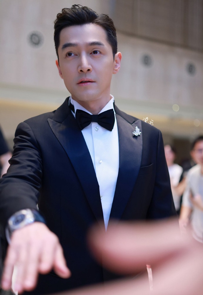胡歌白玉兰路透#@胡歌以一身黑西装帅气现身白玉兰现场,气场十足